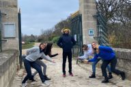 Vue d’une équipe utilisant une application mobile pendant le Rallye Interactif MadCityZen. | © MadCityZen